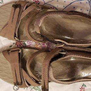 Open toe Merrell walking sandal size 8.